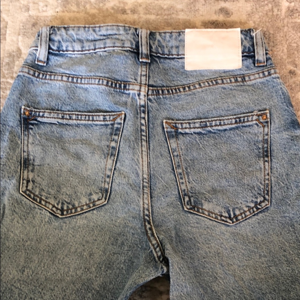 Light Washed High Rise Zara Jeans (US-2) - Picture 4 of 5